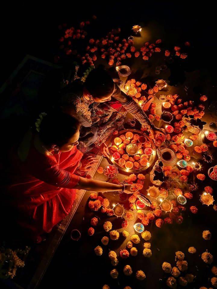 Des dizaines de lampes à huile allumées au sol pour Diwali