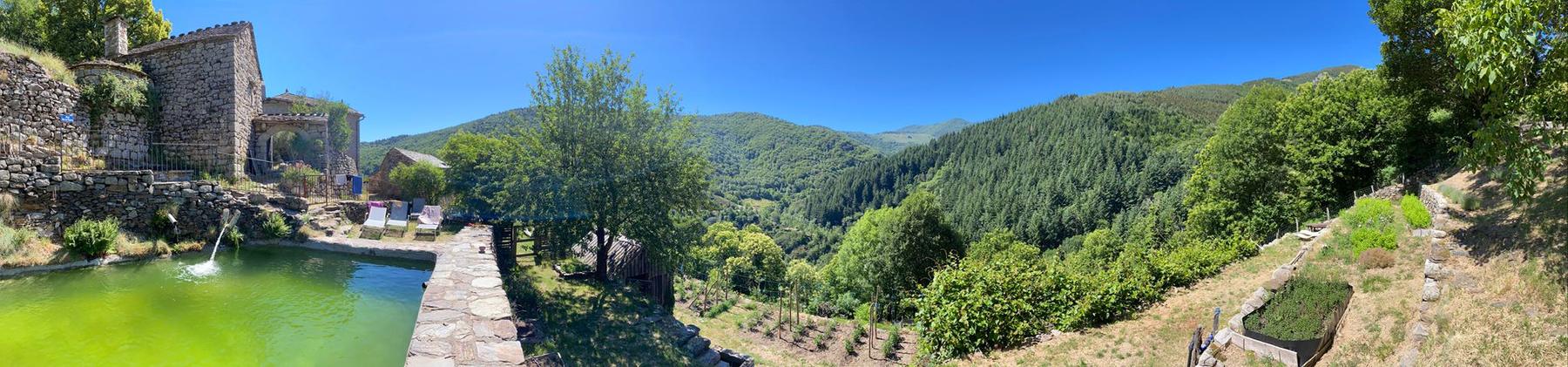 Vue panoramique du hameau et de la vallée cévenole