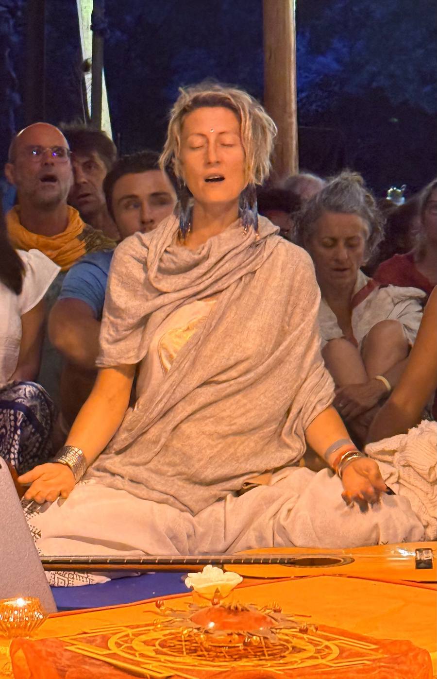 Marie-Laure Durand en cercle de chant, harmonium devant elle