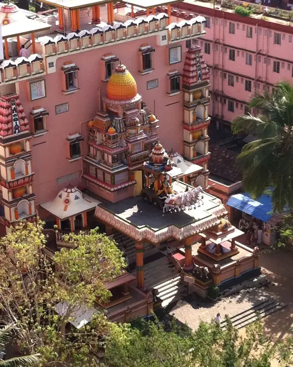 Le temple de l'ashram d'Amritapuri, rose et orangé, vu d'en haut