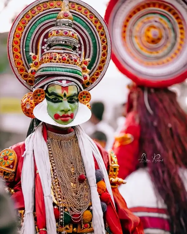 Danseur de Kathakali au visage peint en vert, coiffe dorée et costume rouge