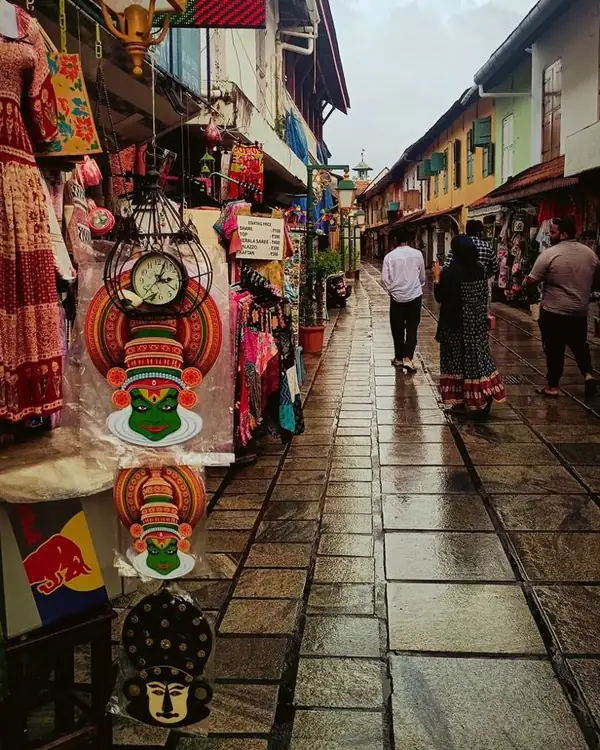Ruelle pavée du vieux Kochi après la pluie, boutiques et masques de Kathakali