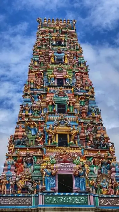 Tour de temple d'Inde du Sud couverte de divinités sculptées et peintes
